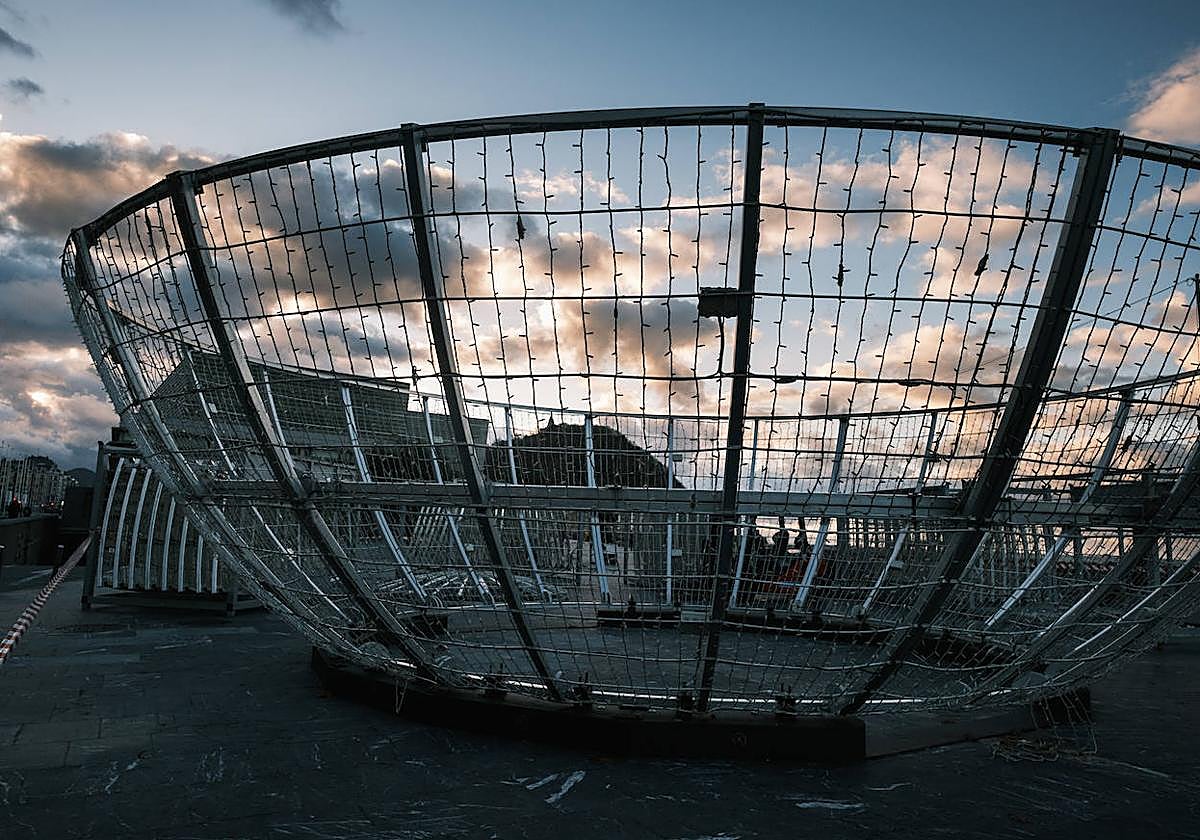 El Ayuntamiento ha comenzado a colocar en las inmediaciones del Kursaal la gran bola luminosa de Navidad que tanto éxito tiene entre donostiarras y visitantes. Esta atracción navideña será como otros años transitable por su interior y estará ubicará en la avenida Zurriola hasta después de las navidades.