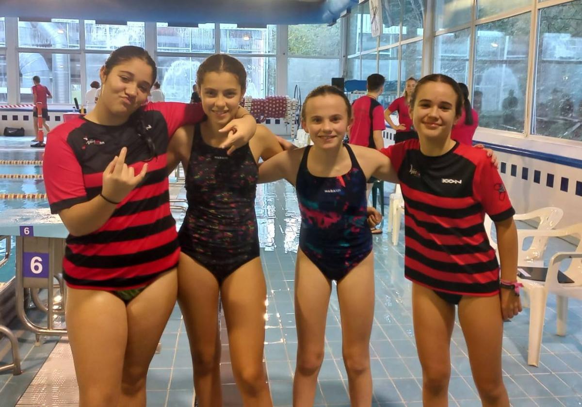 Equipo alevín femenino del Eibar Igerixan en la segunda jornada de la liga; Paula Calvo fue primera en el Open Promesas de Getxo.