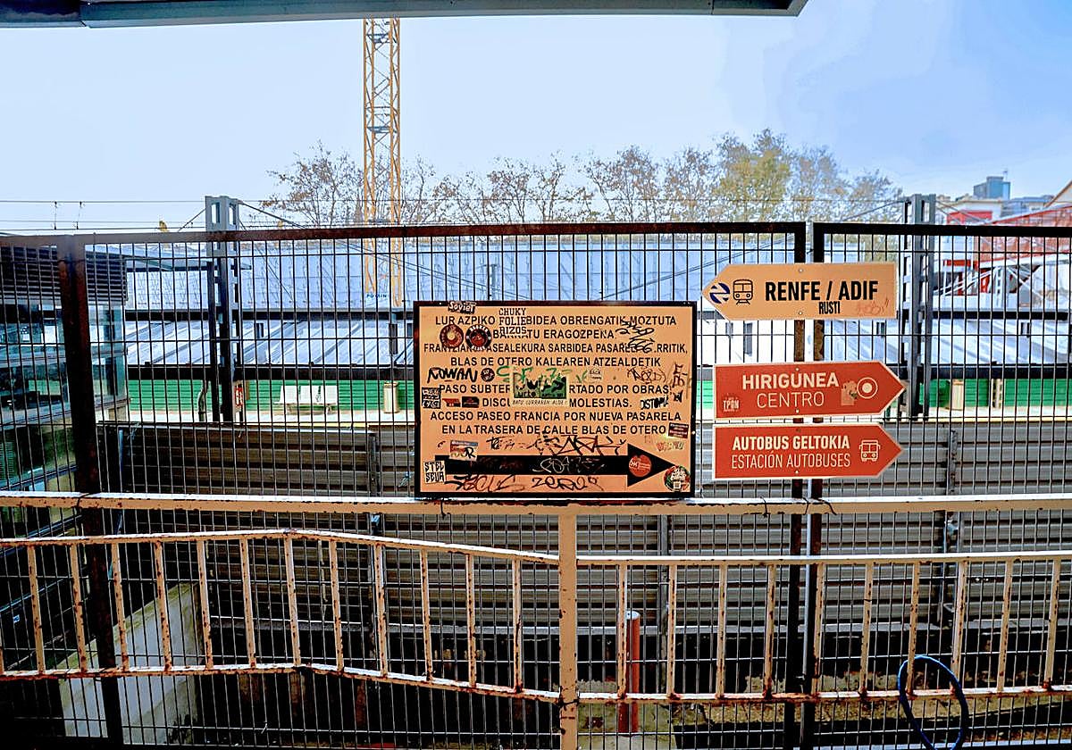 Paneles indicativos en el apeadero provisional de San Sebastián, que estará activo casi un año más de lo previsto.