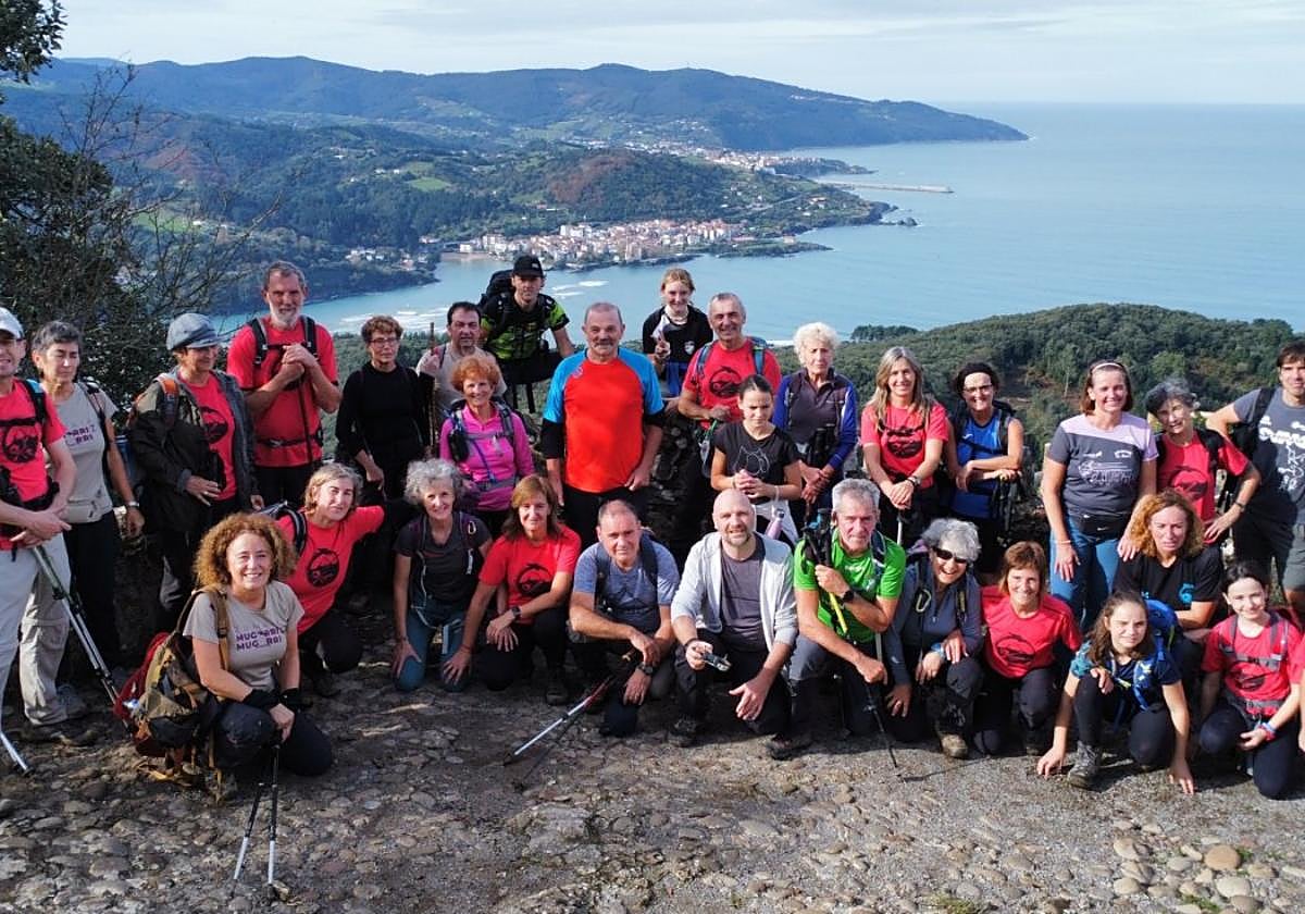 Indamendik antolatutako irteera baten talde-argazkia.