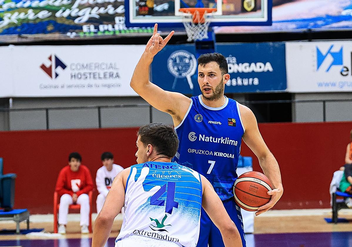 Oroz señala la jugada 'cuernos' ante el Cáceres.