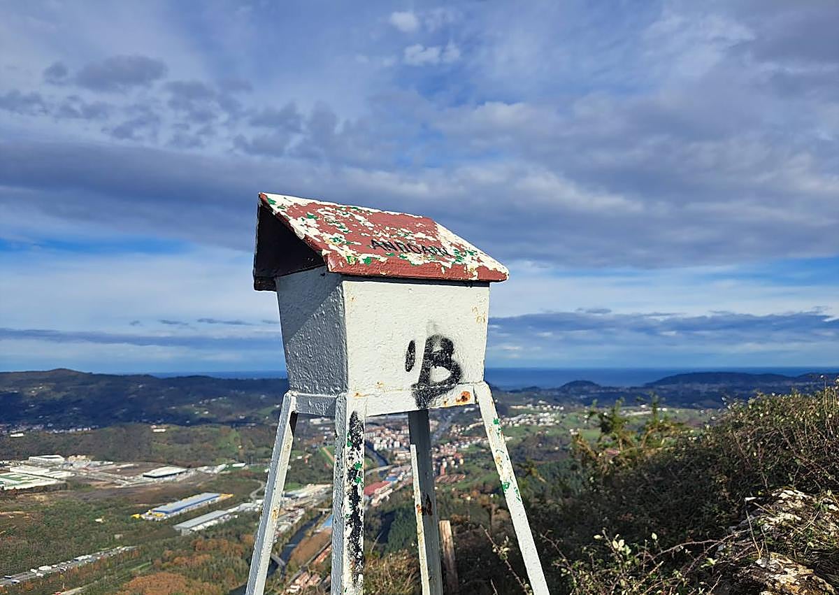 Imagen secundaria 1 - De camino a la cima de Buruntza nos encontramos con bonitos rincones bañados de otoño. El buzón. Poste e ikurriña colocadas en la cima del monte.