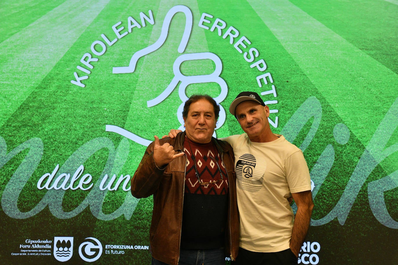 Juan Pedro Sansinenea y el surfista Aitor Francesena.