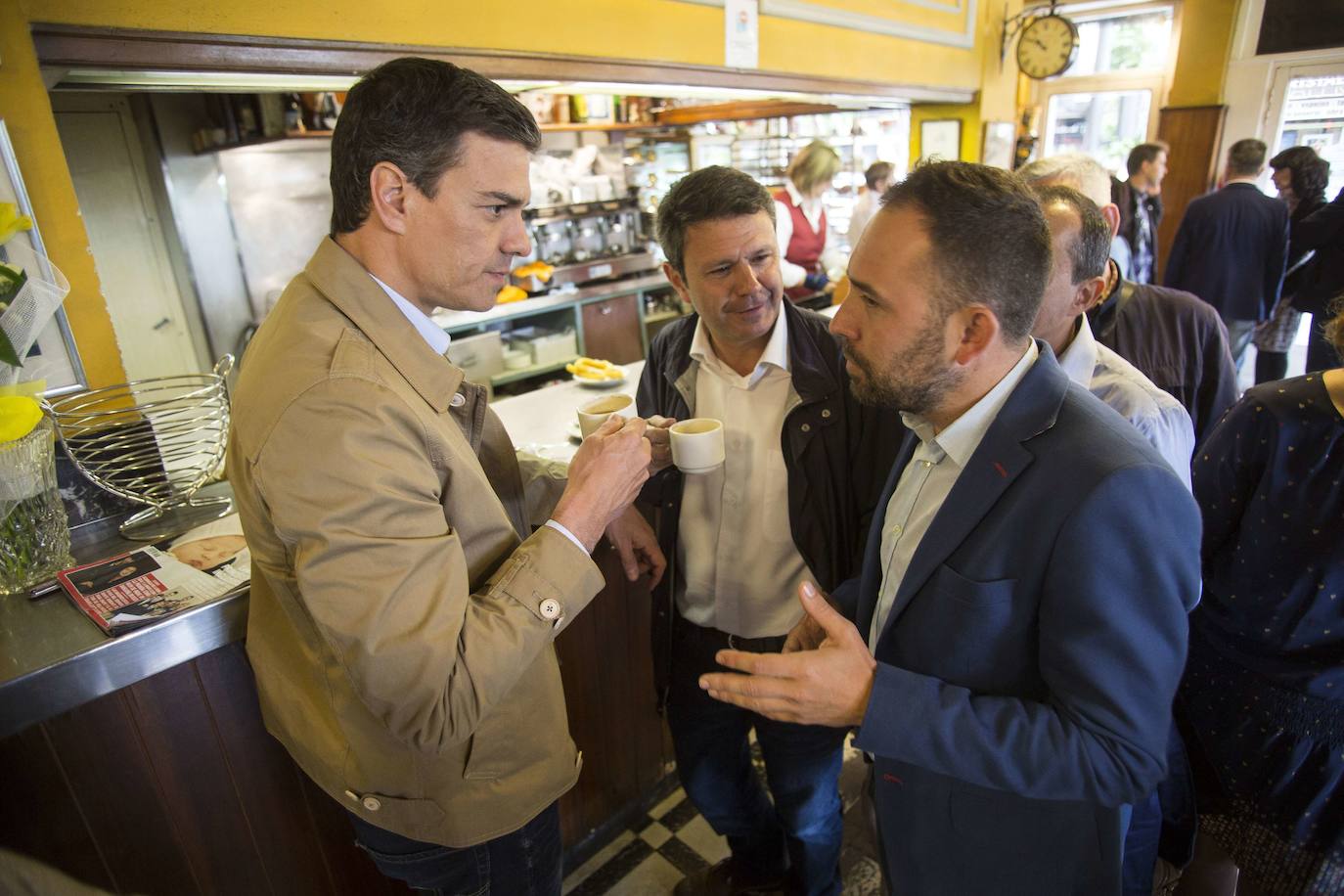 Tomando café y churros con Pedro Sánchez y Denis Itxaso en la cafetería Aguirre de Irun, en 2015.