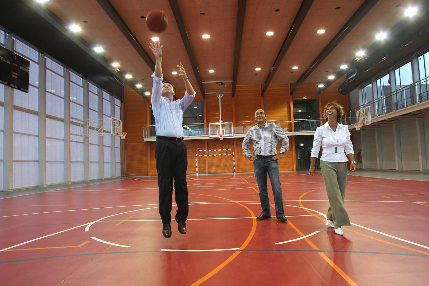 Estrenando la pista polivalente del polideportivo Azken Portu, en 2008.