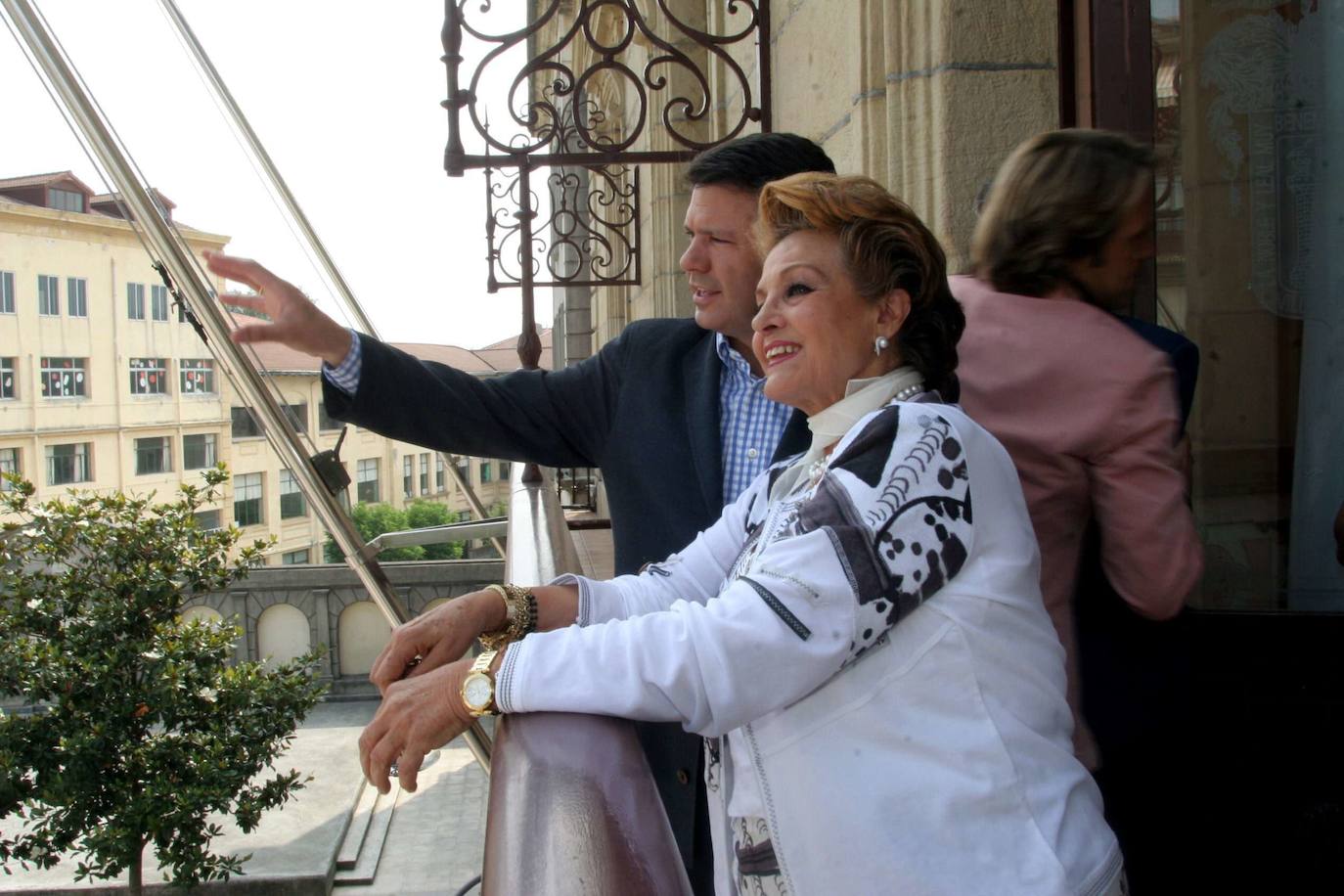 Junto a Carmen Sevilla durante la visita de la artista a la ciudad, en 2006.