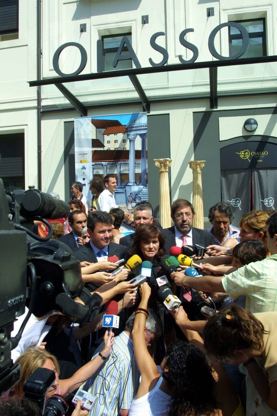 Con la entonces ministra de Cultura, Carmen Calvo, en la inauguración del Museo Oiasso, en julio de 2006