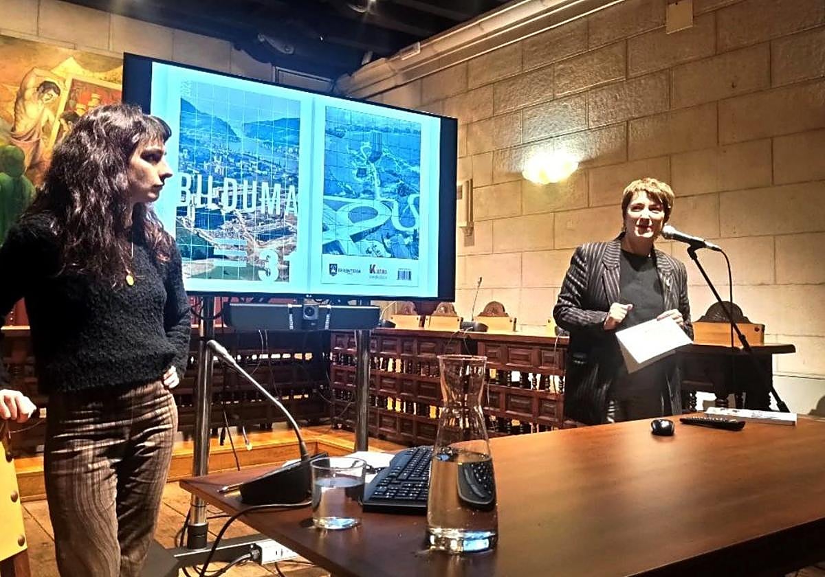 Itsaso Larramendi, a la izquierda, recibe los elogios por parte de la alcaldesa Aizpea Otaegi, a la derecha.