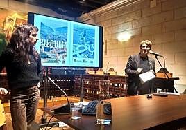 Itsaso Larramendi, a la izquierda, recibe los elogios por parte de la alcaldesa Aizpea Otaegi, a la derecha.