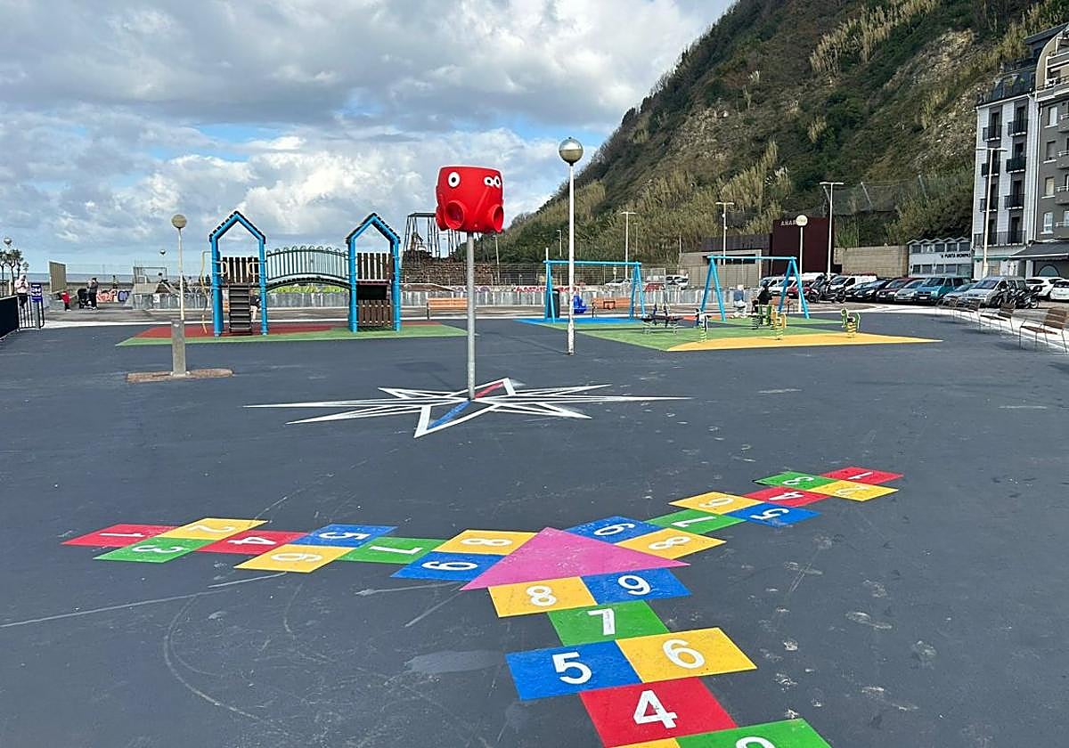 Los dos nuevos juegos instalados en el parque, una rayuela triple de colores y una brújula alrededor de una canasta.