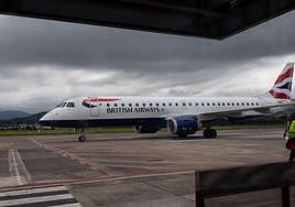 Un avión de British Airways, en la pista de Hondarribia.