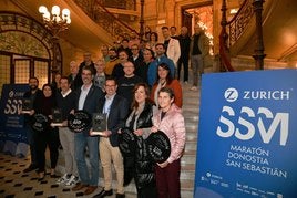 Representantes institucionales, organizadores y patrocinadores, en la foto de familia de ayer.