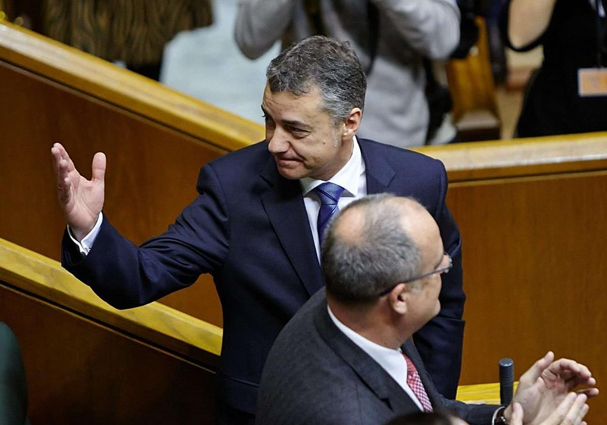 Primera legislatura. Iñigo Urkullu saluda a los parlamentarios en el pleno de diciembre de 2012 en el que fue investido lehendakari por primera vez.