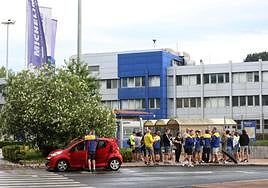 .Trabajadores de Michelin de Lasarte-Oria, en el exterior.
