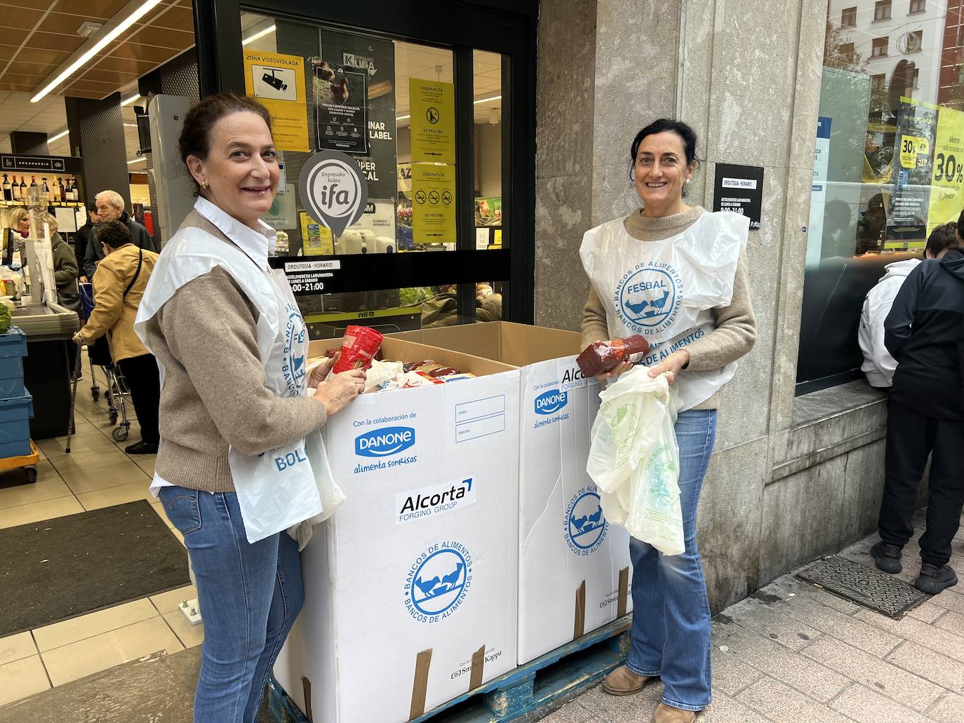 Las hermanas Maria Asun y Mercedes Gabilondo en la puerta del Super BM poniendo los alimentos en cajas