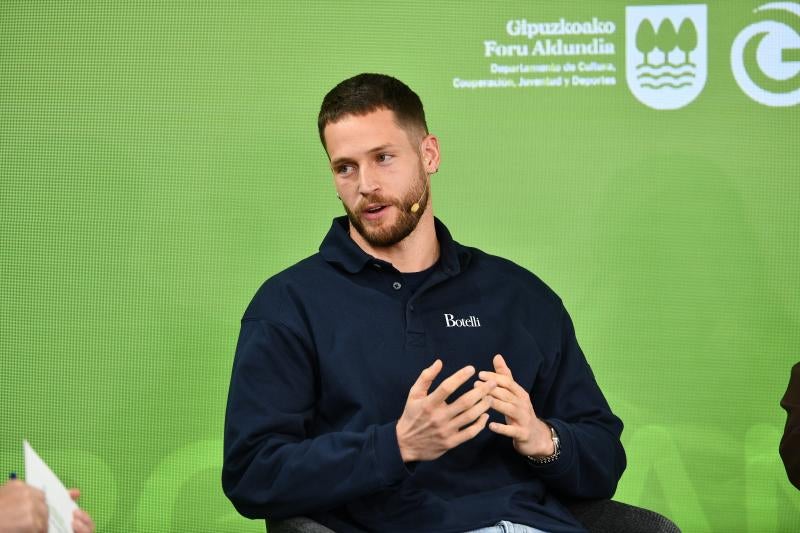 Álex Remiro, portero de la Real Sociedad, durante una de sus intervenciones. 