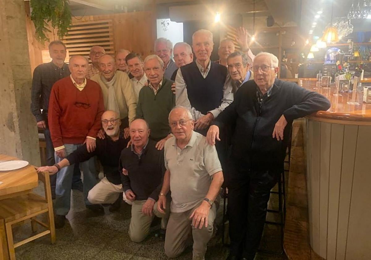 El grupo de exalumnos ya octogenarios disfrutó en la reunion en el restaurante Sukalde.