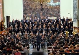 La Banda y los coros Mariaren Bihotza y Eskifaia Abesbatza redondearon una estampa para el recuerdo.