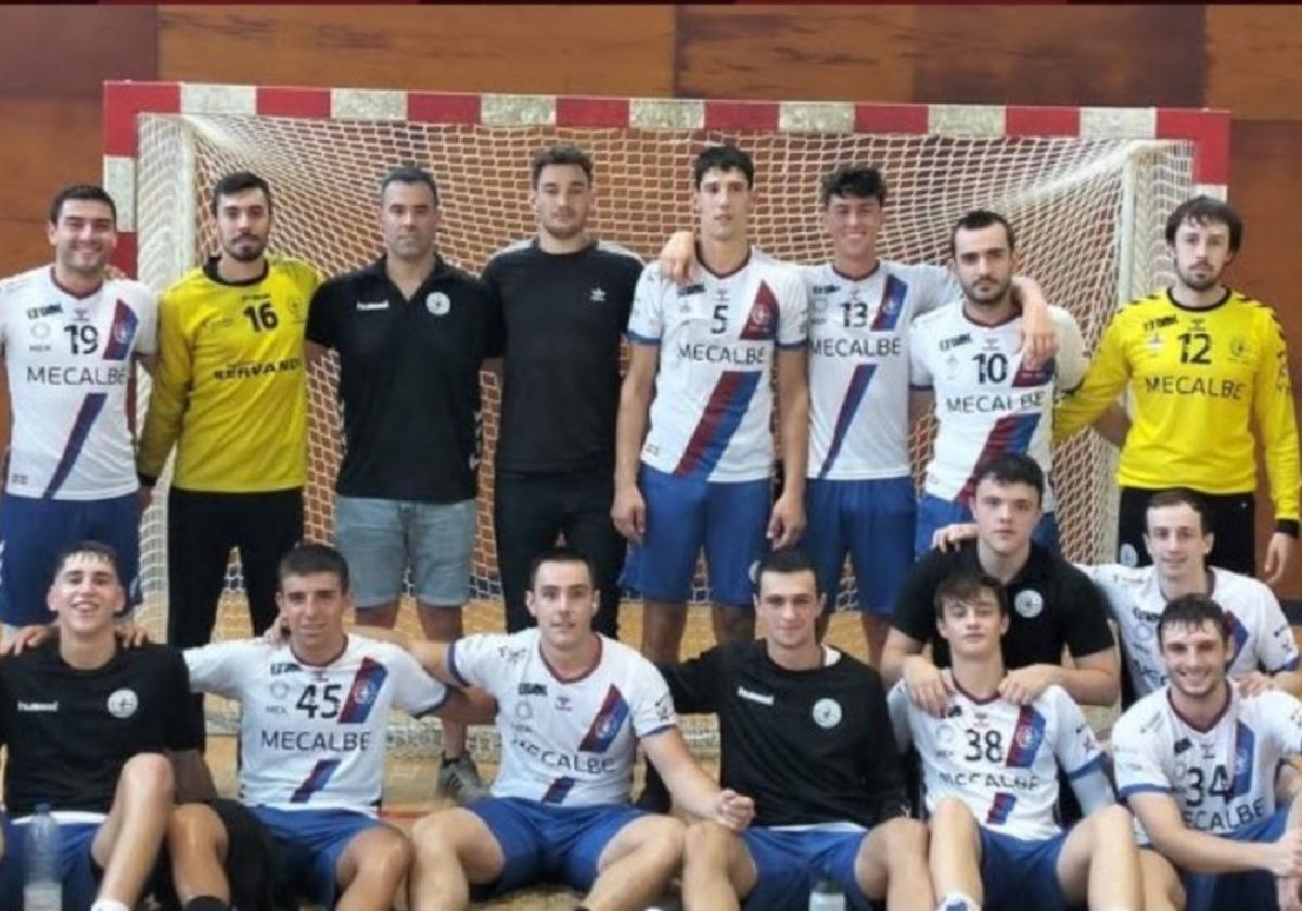 El sénior masculino del Eibar Eskubaloia espera con ilusión y ganas a un Ereintza que viene con una buena dinámica.