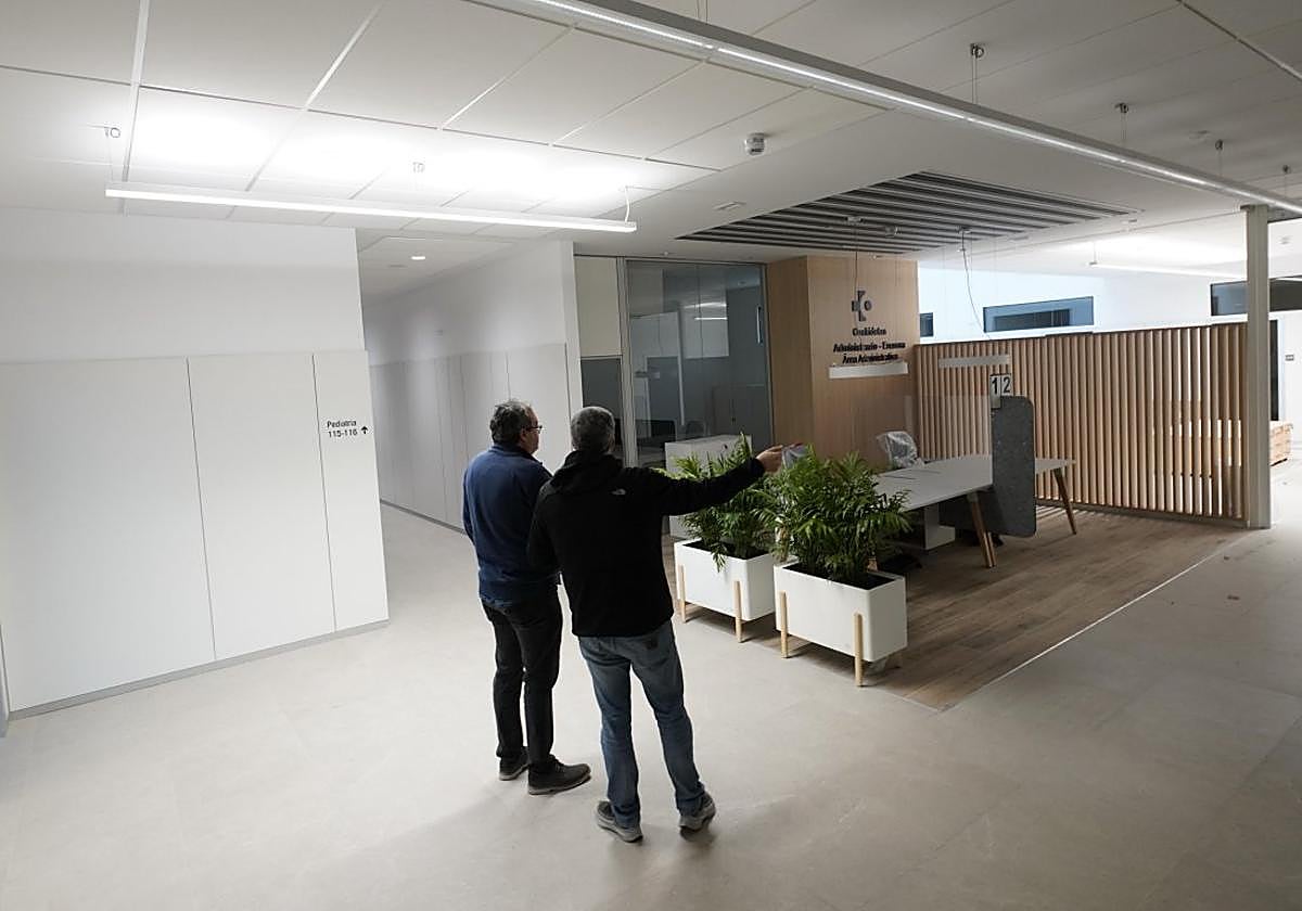 Sala de acceso y recepción de la primera planta del nuevo ambulatorio.