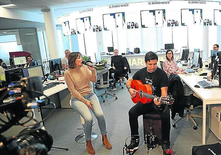 La cantante de Iparralde interpretó alguna de sus nuevas canciones en la redacción del DV.