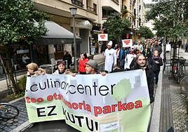 Cabeza de la manifestación por las calles de Gros este mediodía.