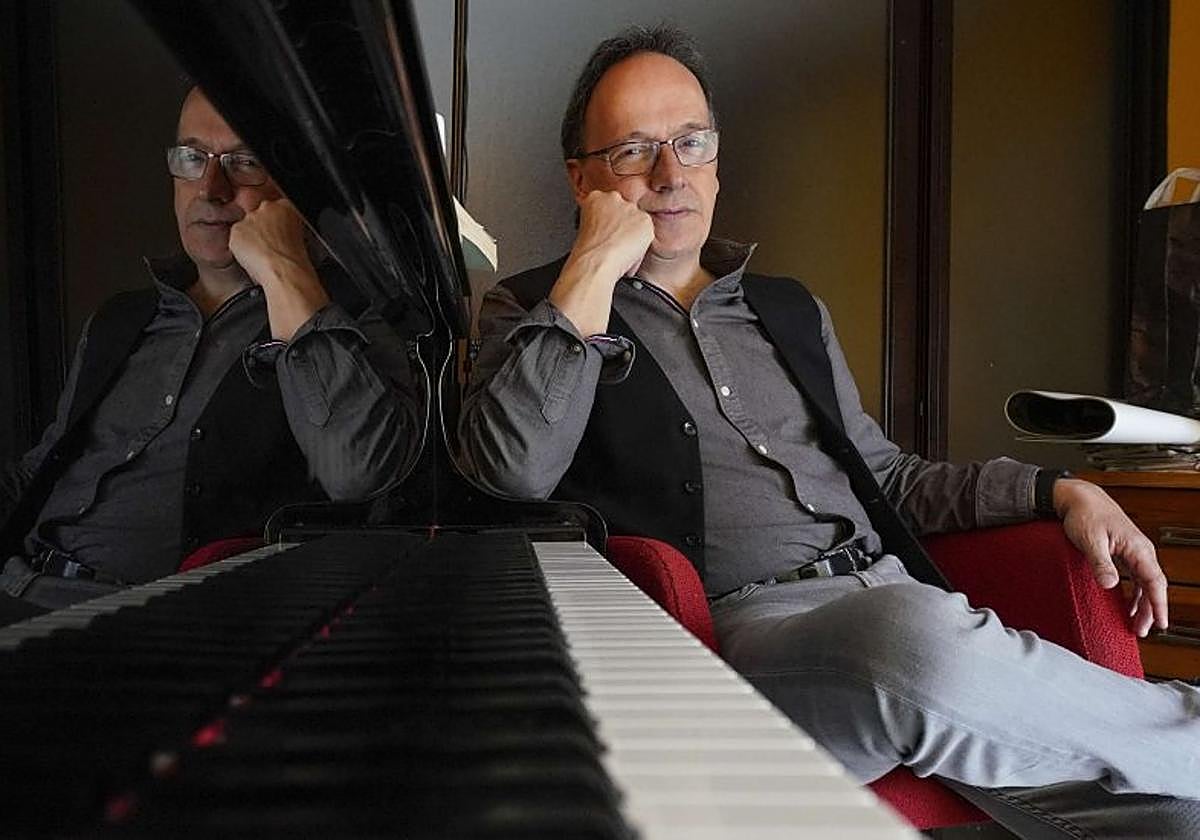 Iñaki Salvador posa junto a su piano en el estudio que conserva en su hogar de Pasai San Pedro.