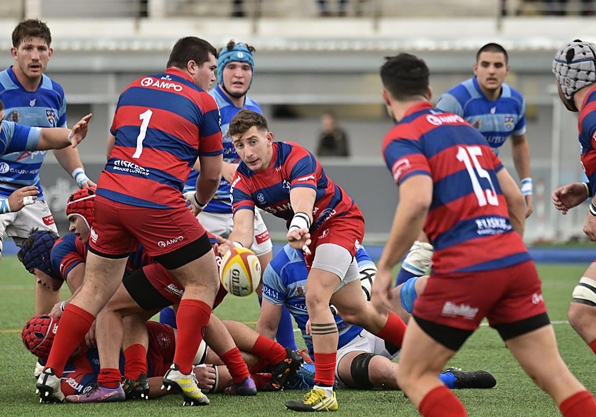 Un jugador ordiziarra pasa el oval a un compañero.