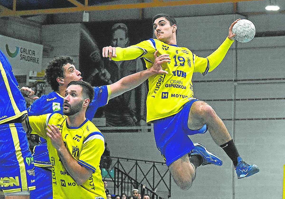 El lateral derecho Julen Mujika tuvo una actuación destacada en Cangas, con seis goles.