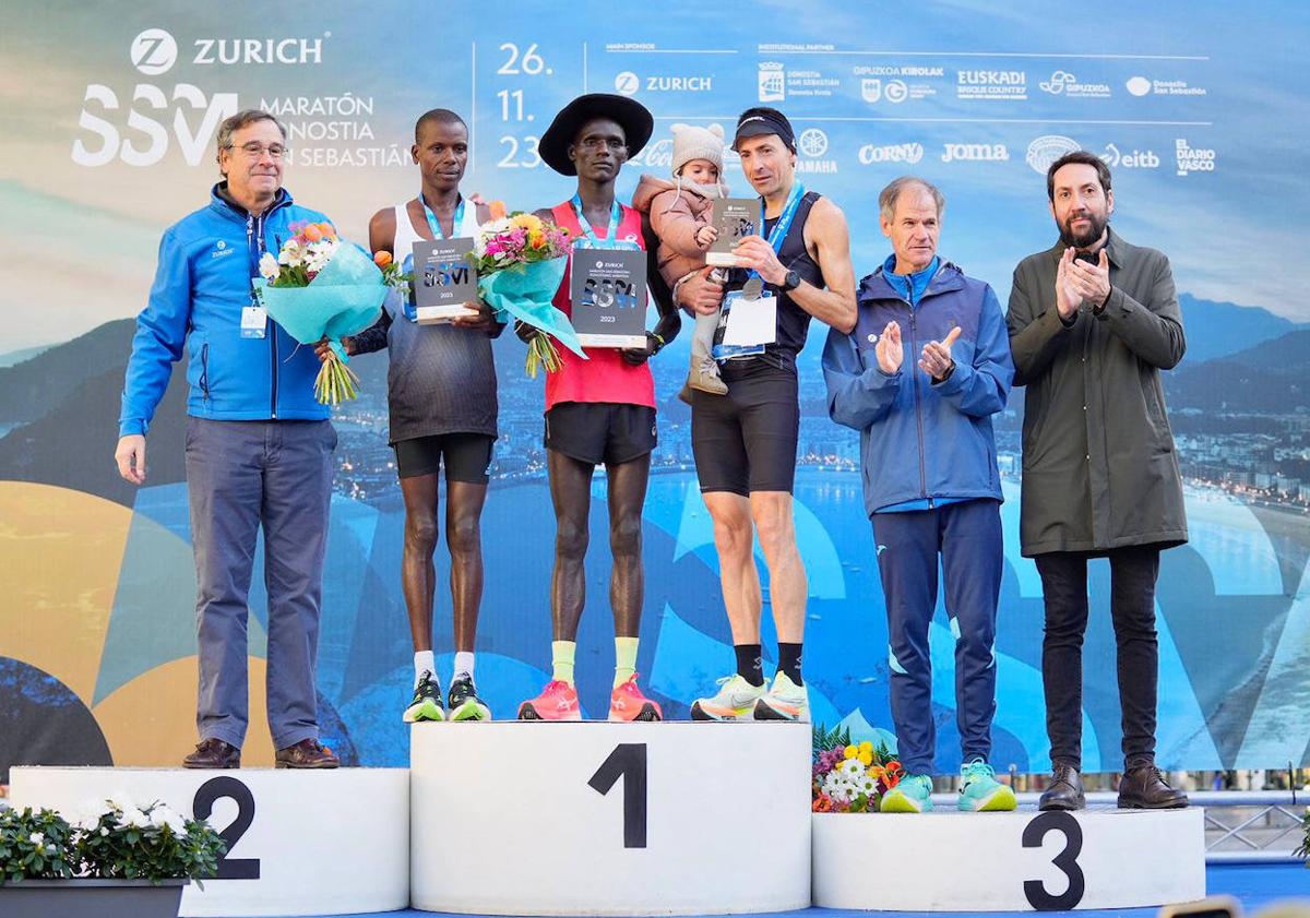 Imagen principal - Geoffrey Yego, Benson Tunyo Murkomen e Imanol Larrañaga posan en el podio masculino (1). La atleta riojana Esther Rodríguez, segunda clasificada en la categoría femenina (2). Salida de la maratón este domingo en el Boulevard donostiarra (3).