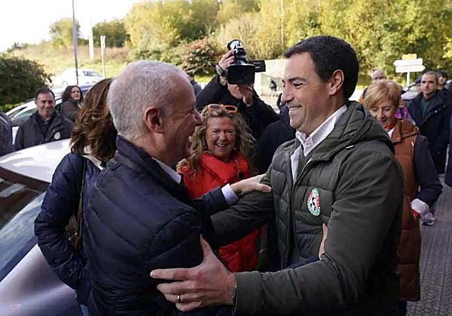 Momento del abrazo entre Urkullu y Pradales.