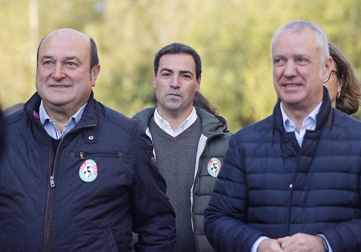 Andoni Ortuzar, Imanol Pradales e Iñigo Urkullu en el acto del PNV en Sukarrieta.