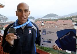 El donostiarra Jon Arzubialde posa con la medalla que le dieron tras el maratón donostiarra.