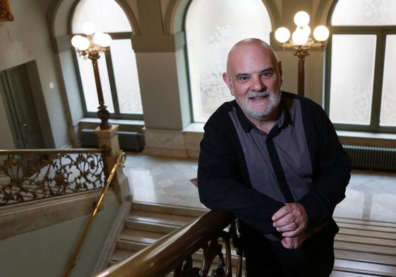 El responsable de Acción Cultural Jon Aizpurua, posa en las escaleras de las oficinas de Donostia Kultura en la plaza de la Constitución.