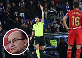 El árbitro Ortiz Arias muestra la tarjeta roja a Sergio Ramos en el partido entre la Real Sociedad y el Sevilla.