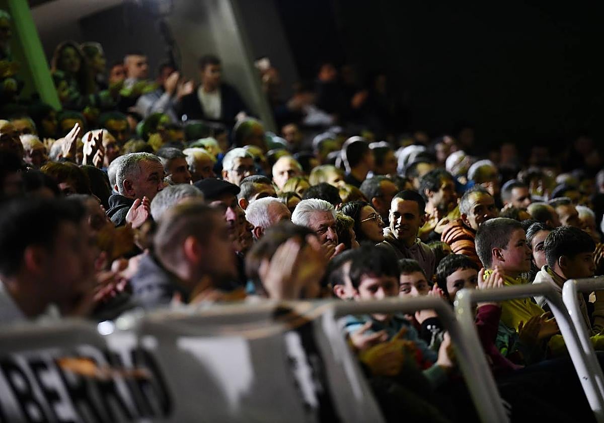 La grada del frontón de Segura, a rebosar el pasado domingo.