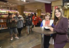 Dolores Redondo, firmando ejemplares de 'Esperando al diluvio' en Donostia.