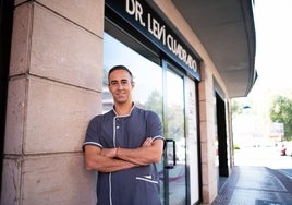 El doctor Leví Cuadrado posa en el exterior de su consulta de Errenteria.