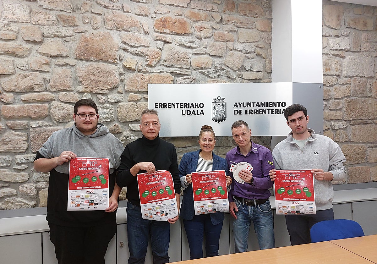 Zorzano, Mitxelena, Gartzia, junto a los magos Marsel y Eriz, en la presentación del concierto del 17 de diciembre.