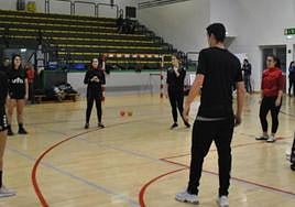La pista de Galtzaraborda acogió un encuentro de balonmano inclusivo donde jóvenes de Mindara, entre otros, pudieron practicar el deporte.