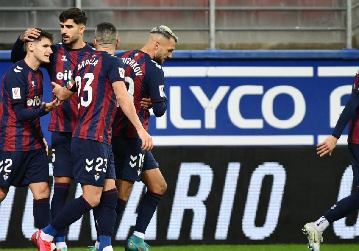 Cristian recibe las felicitaciones por el soberbio centro que hizo para que Stoichkov marcara el segundo gol armero frente al Levante.