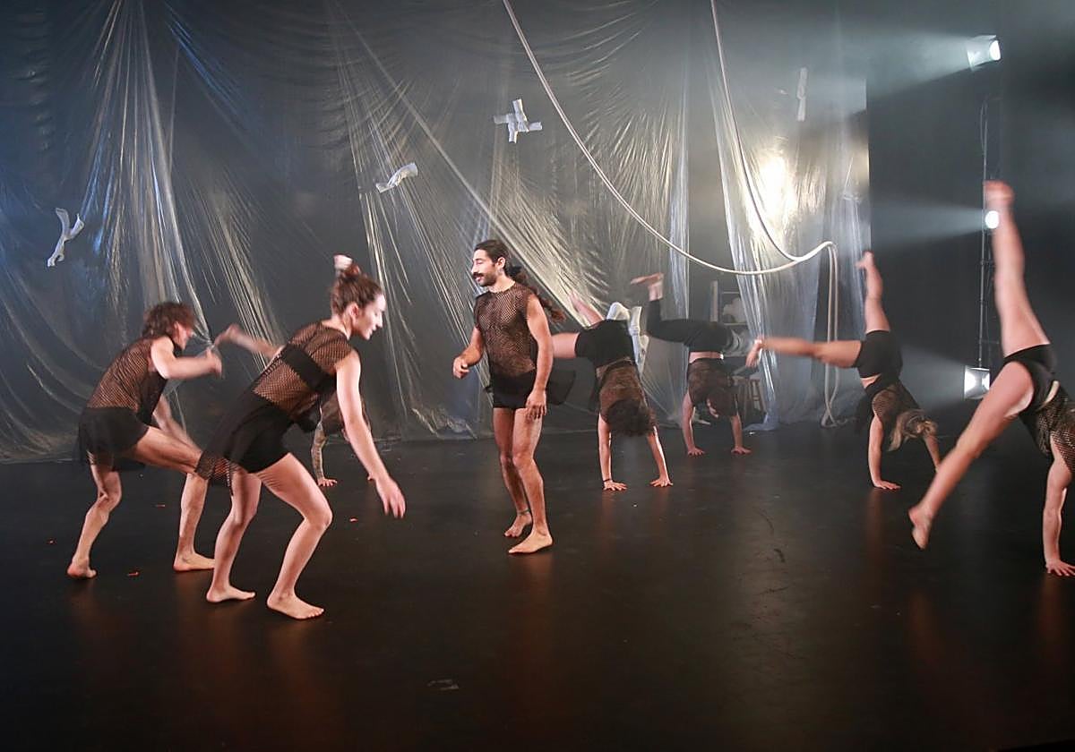 Los miembros de la compañía donostiarra, durante el ensayo general de ayer.
