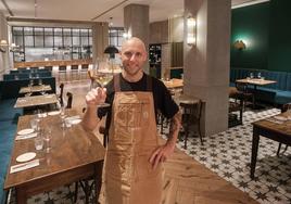 El capitán del Elosta, Mikel López, brinda por su clientela en el restaurante.