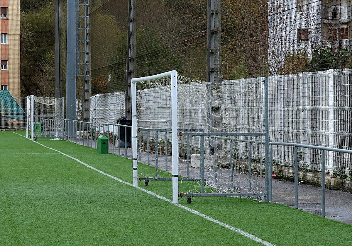 Valla metálica que rodea el campo César Benito contra la que chocó el joven antes de golpearse contra el suelo.