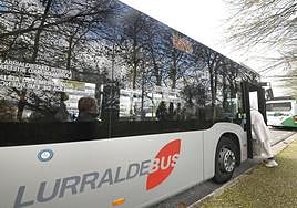 La diputada de Movilidad, Turismo y Ordenación del Territorio, Azahara Domínguez y el director de Movilidad, Iván Pedreira