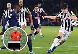 La jugada del penalti en el PSG-Newcastle que fue revisada por el VAR y acabó en penalti.