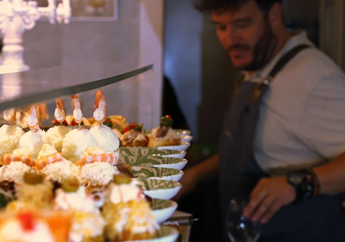 Barra de pintxos en un bar de San Sebastián