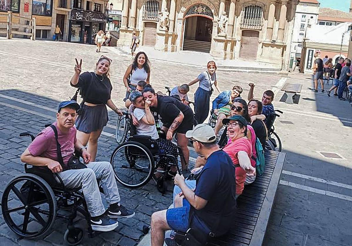 Los voluntarios de Aspace disfrutaron en Pamplona en unas de las excursiones organizadas este verano.