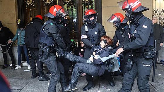Detenidas cinco personas tras encadenarse en la entrada de la Diputación con motivo de la movilización feminista por el 30-N