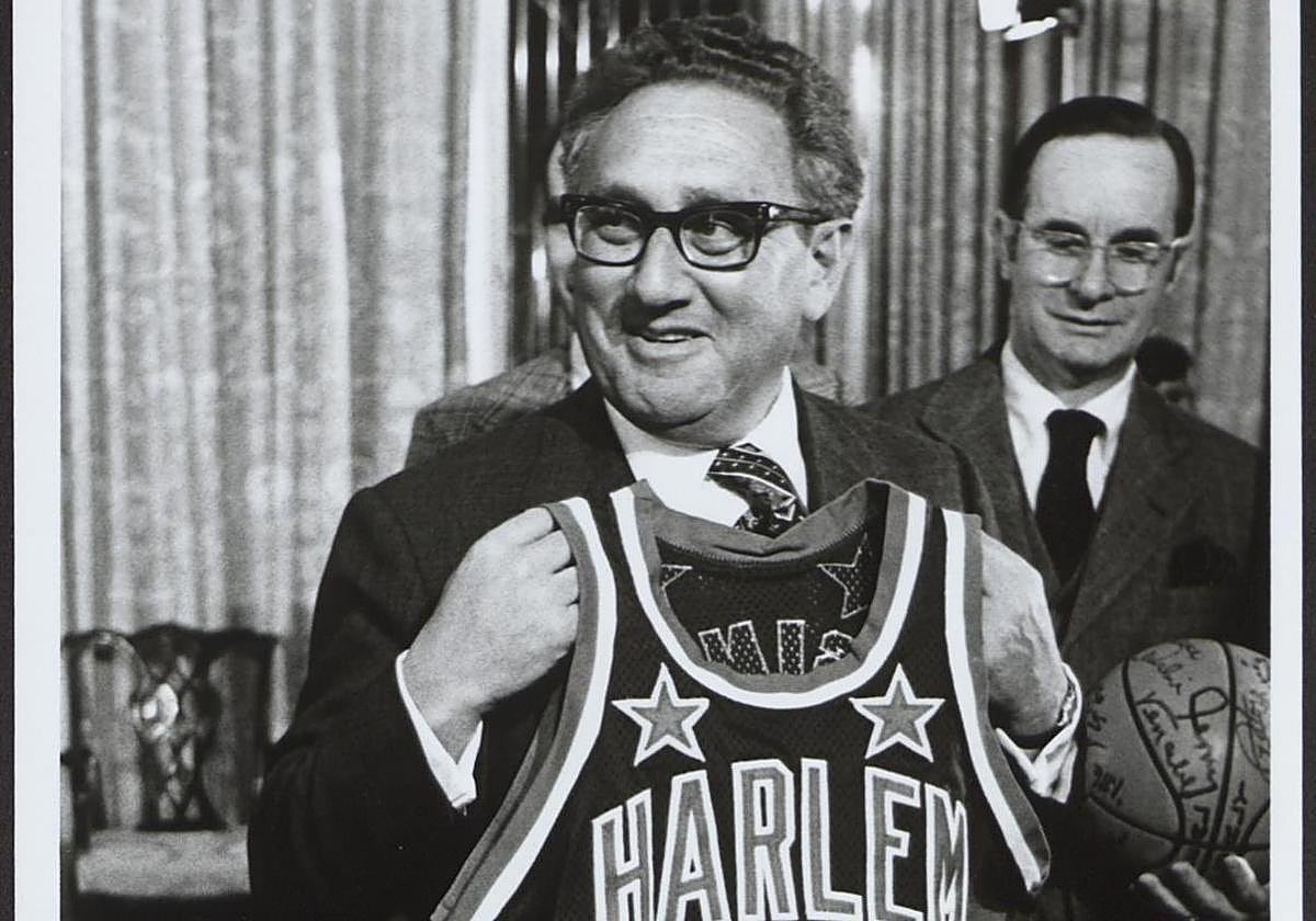 Kissinger, con la camiseta de los Harlem Globe Trotters.